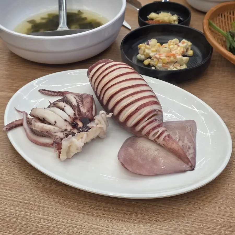 Flounder sashimi wrapped with perilla leaf and garlic