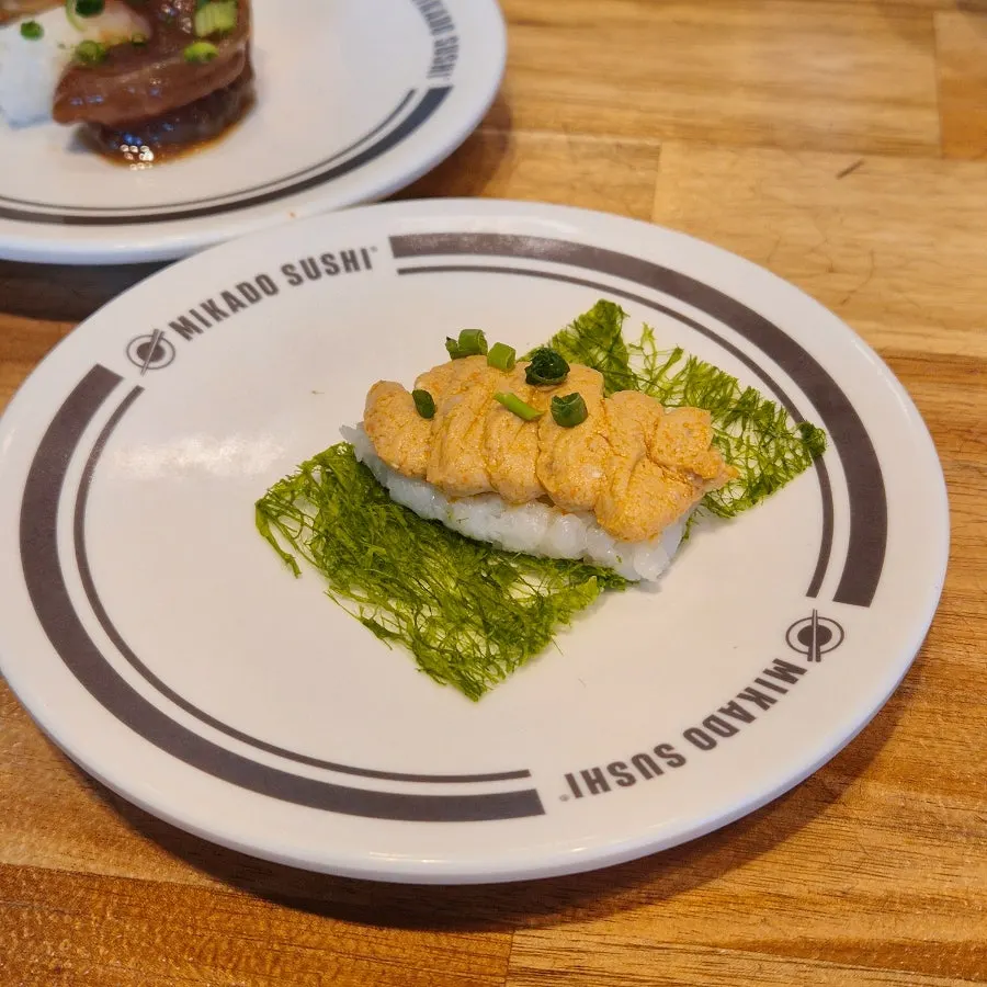 Sushi de ankimo servido con gamtae