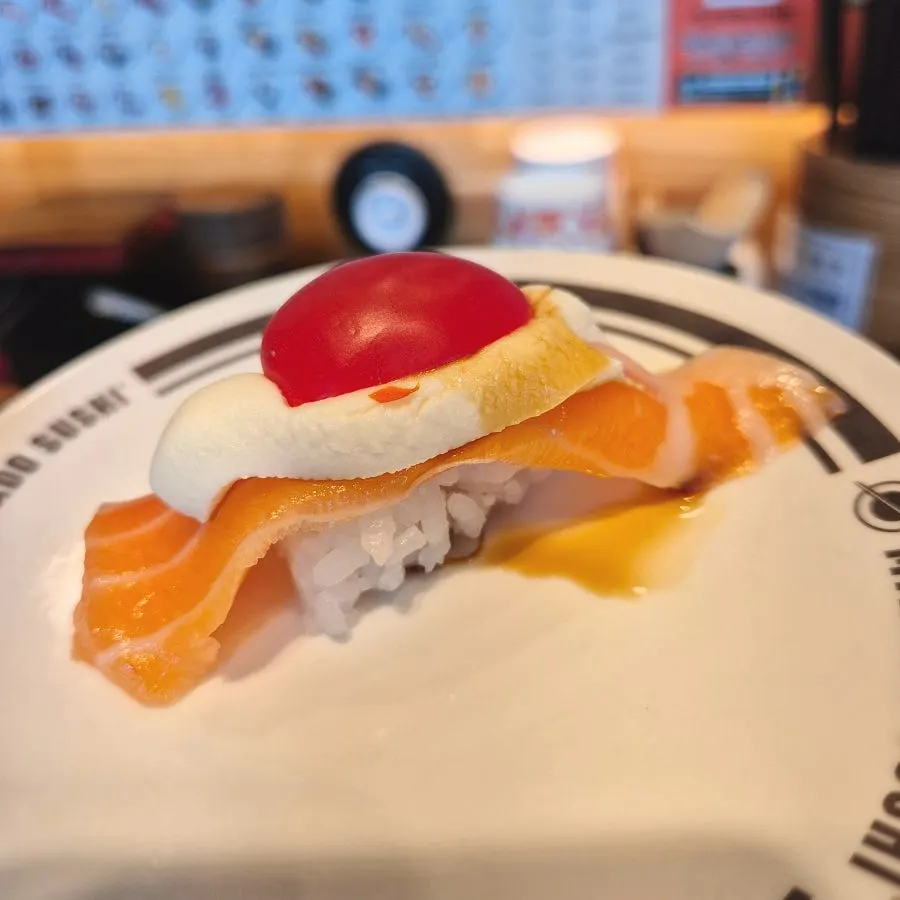 Sushi de salmón con ricotta recién hecho