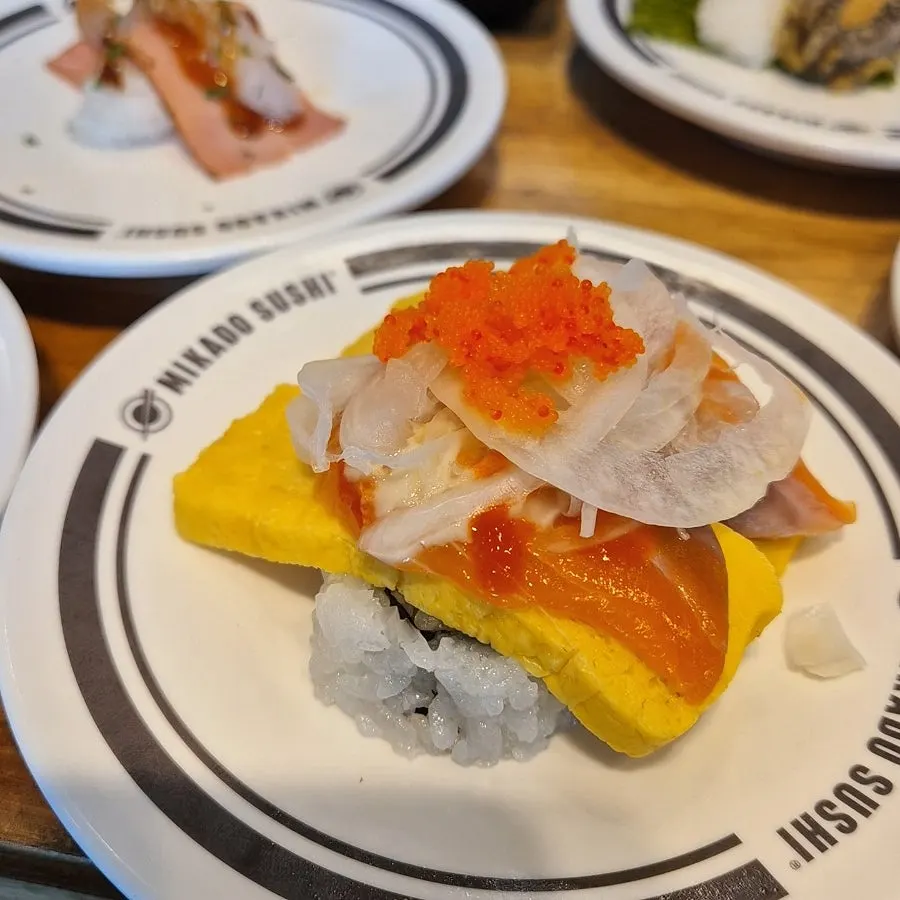 Plato de sushi de camarón con beicon