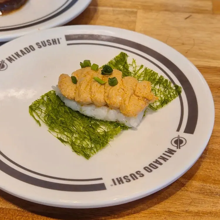 Sushi de camarón en salsa de soja y camarón crudo