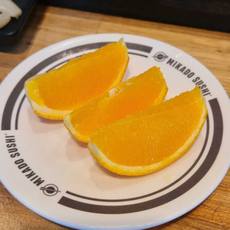 Plato de tarta de postre y frutas
