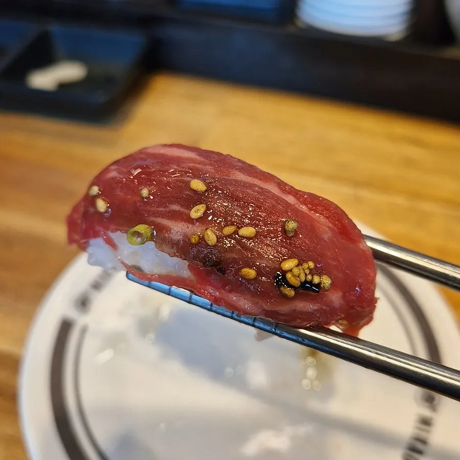 Primer plano del sushi de yuksashimi