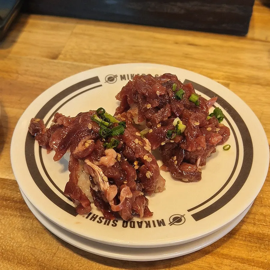 Sushi de yukhoe con más carne que arroz