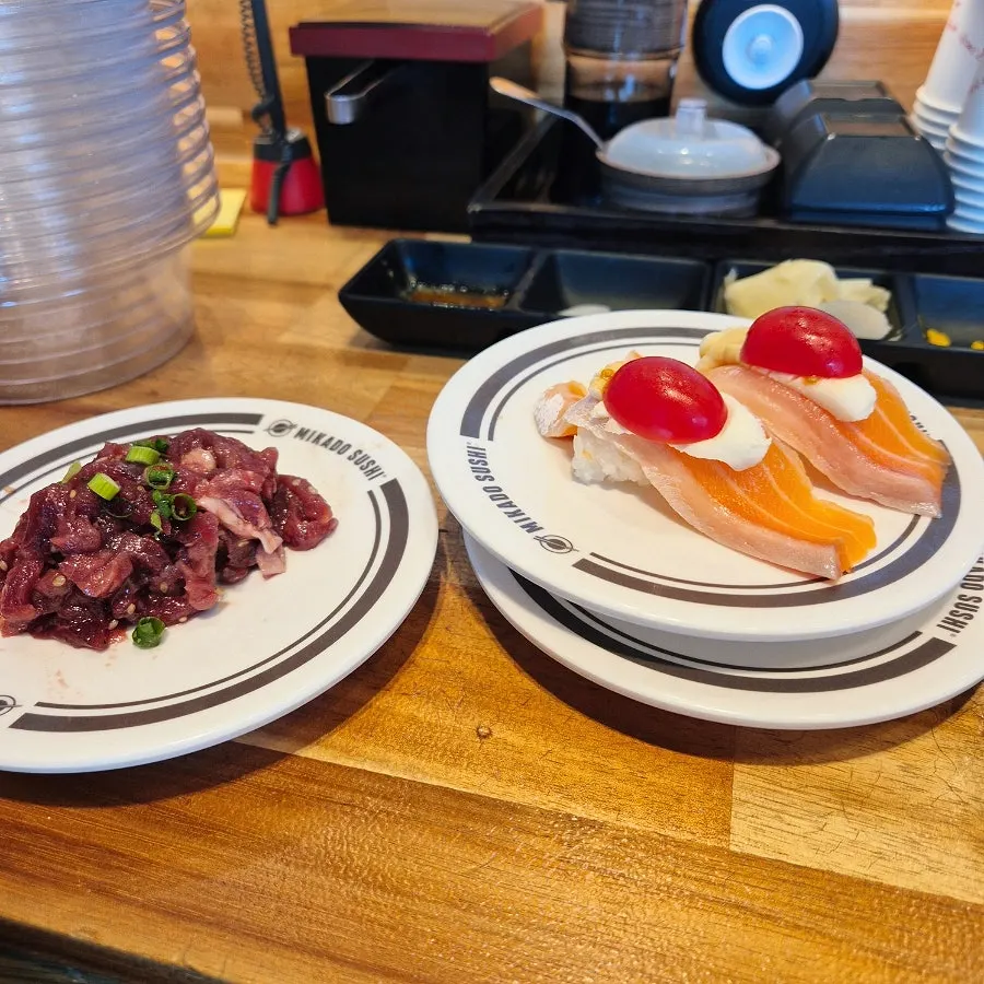 Platos de sushi apilados en la mesa