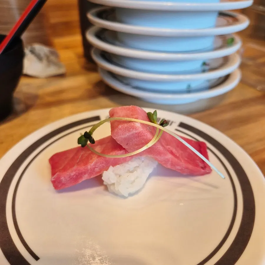 Último sushi de panza de atún rojo con una pieza enorme
