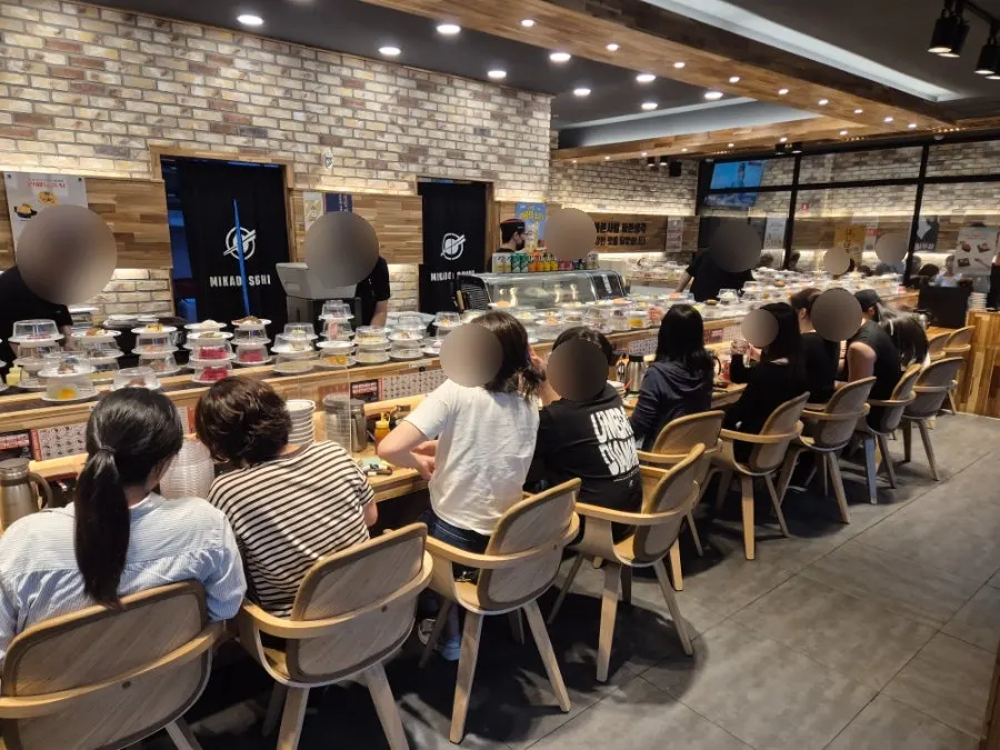 Conveyor-belt sushi rail with no plate-color distinction