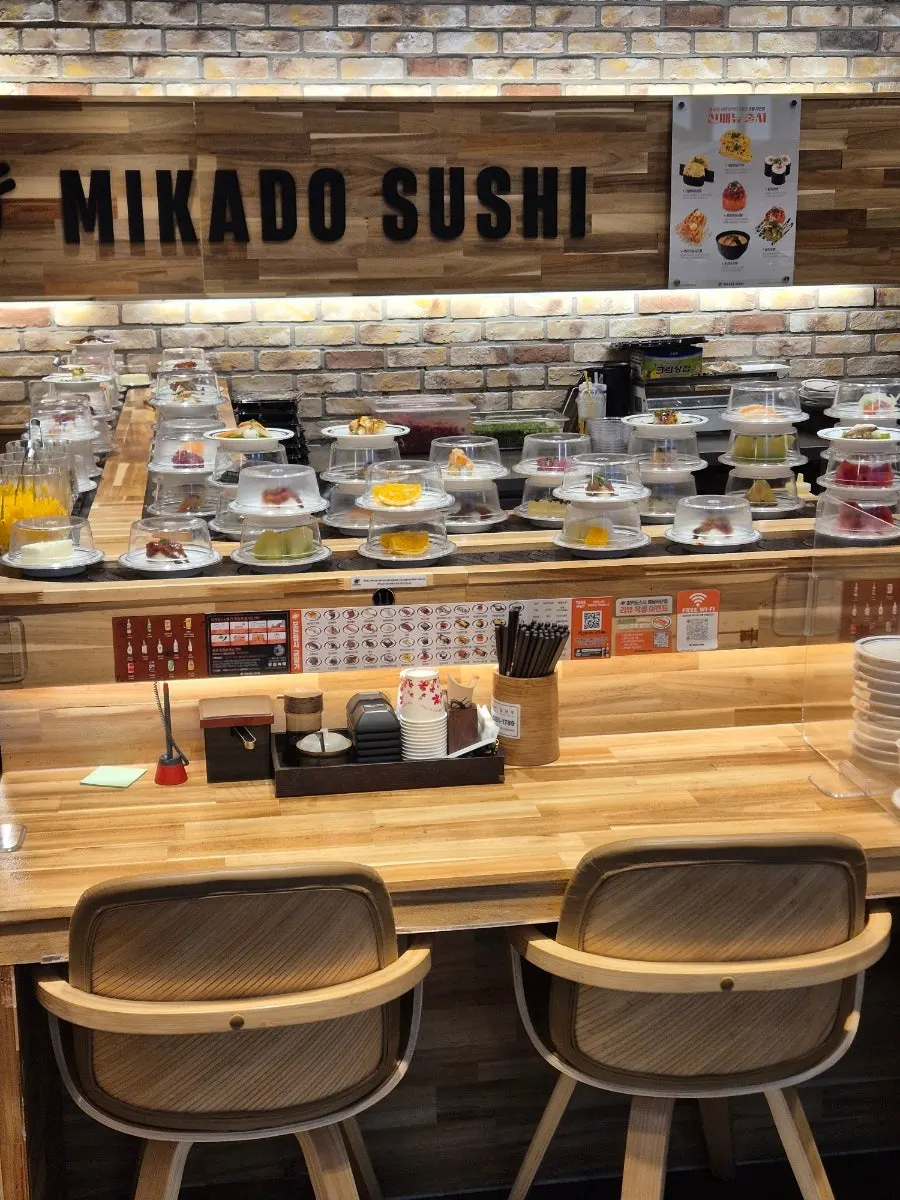 Sign showing flat ₩2,100 pricing on all plates
