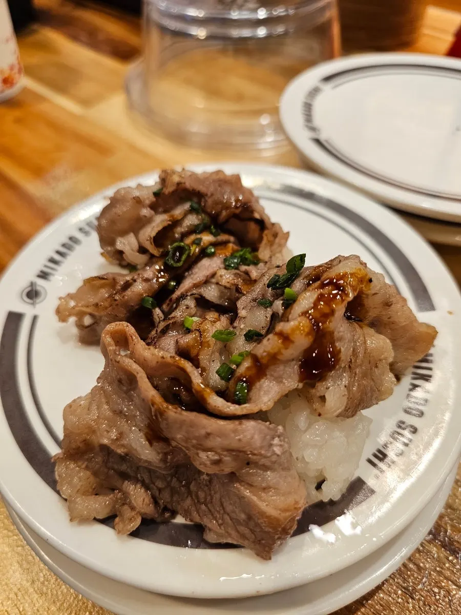 즉석으로 쥐어준 초밥 접시