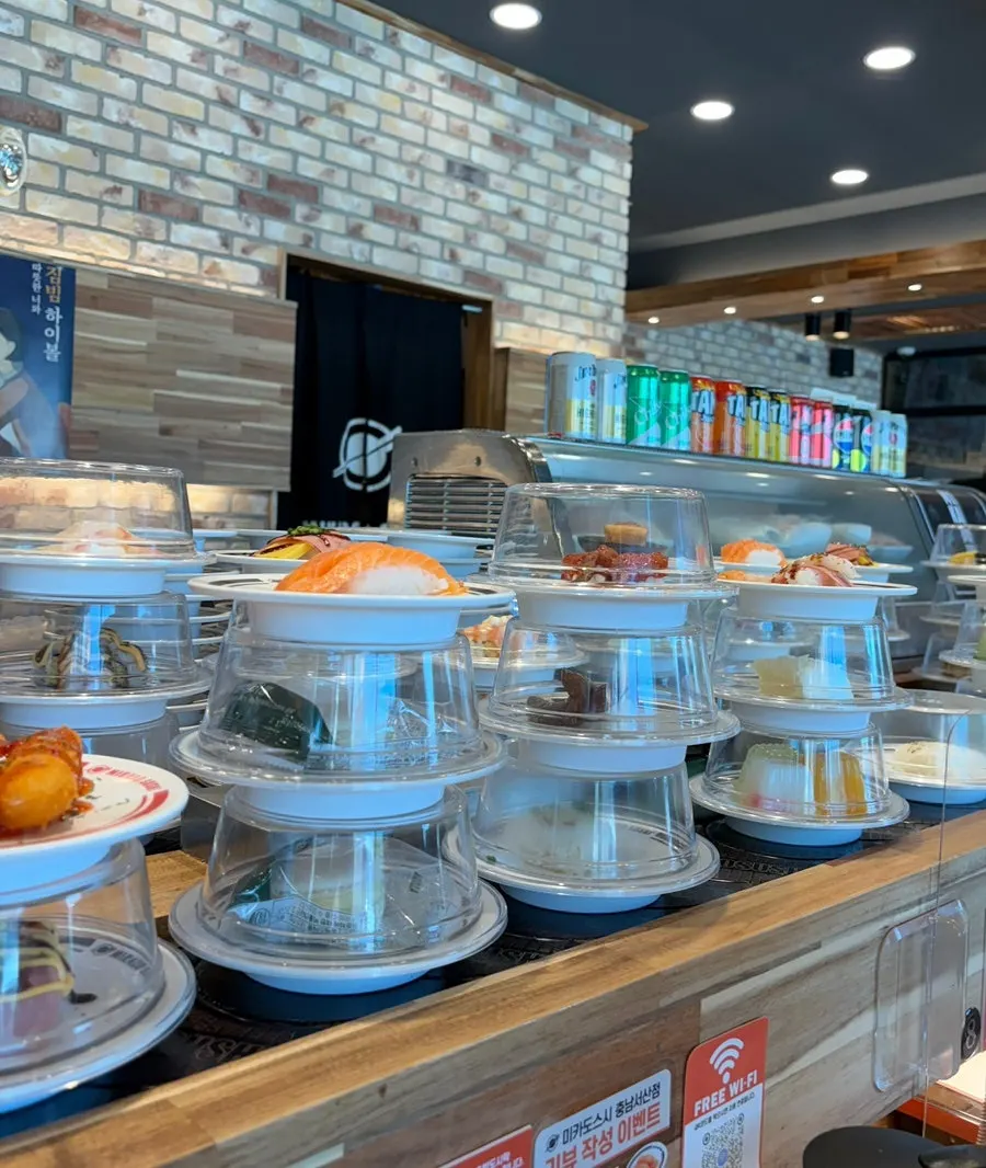 다찌석에서 바라본 회전초밥 레일