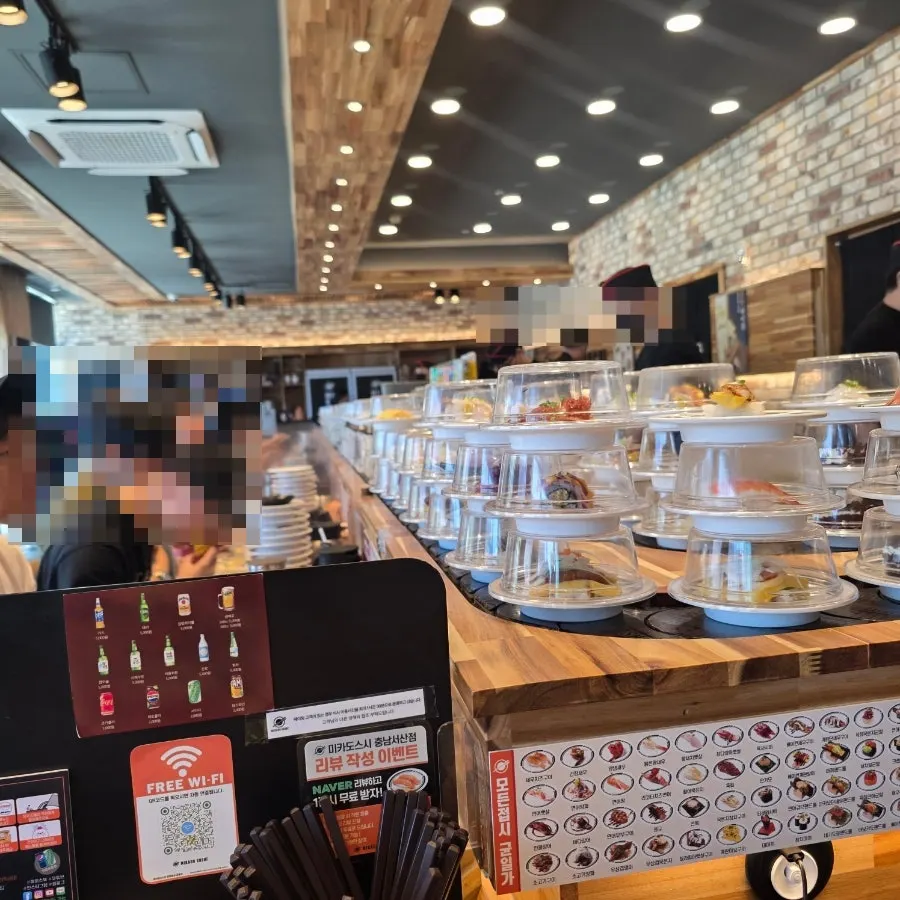 Interior del local con una larga barra