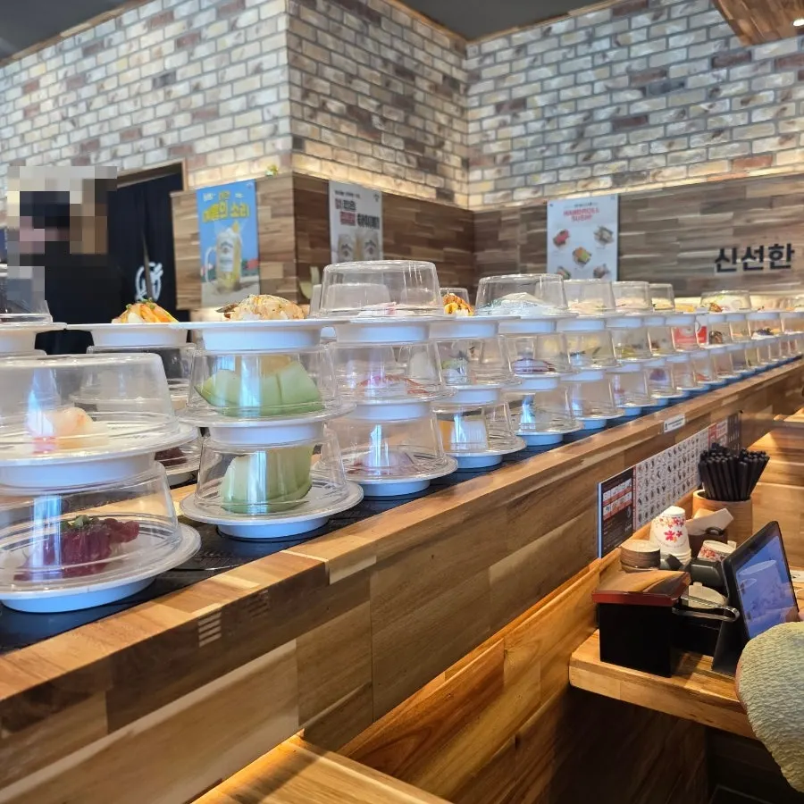Platos de sushi pasando por la cinta giratoria