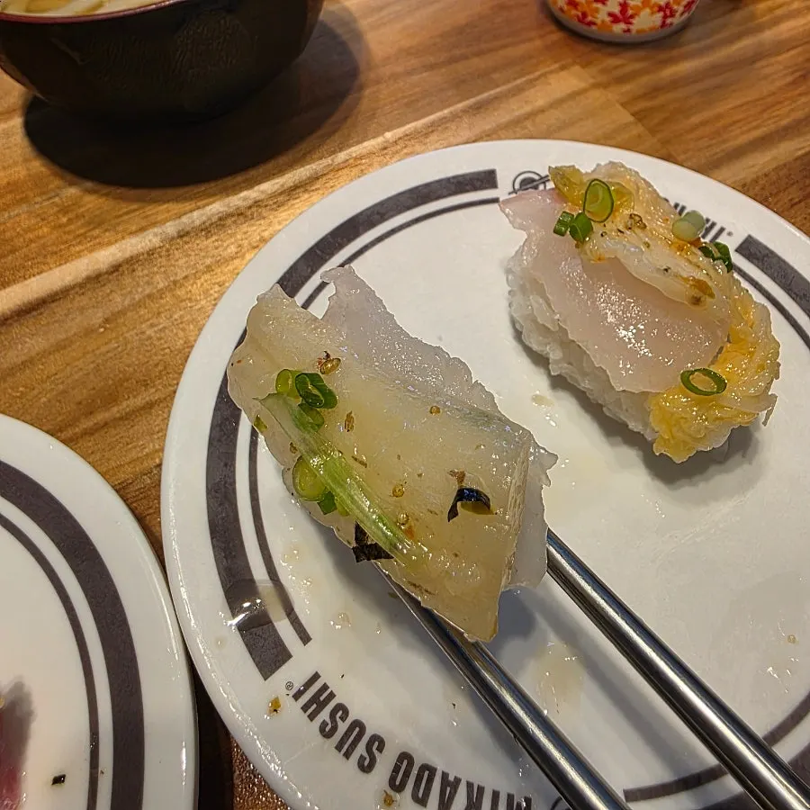 Sushi de pescado fresco con muk-eun-ji