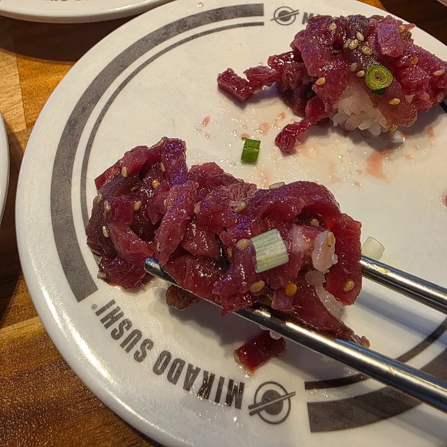 Plato de sushi de yukhoe