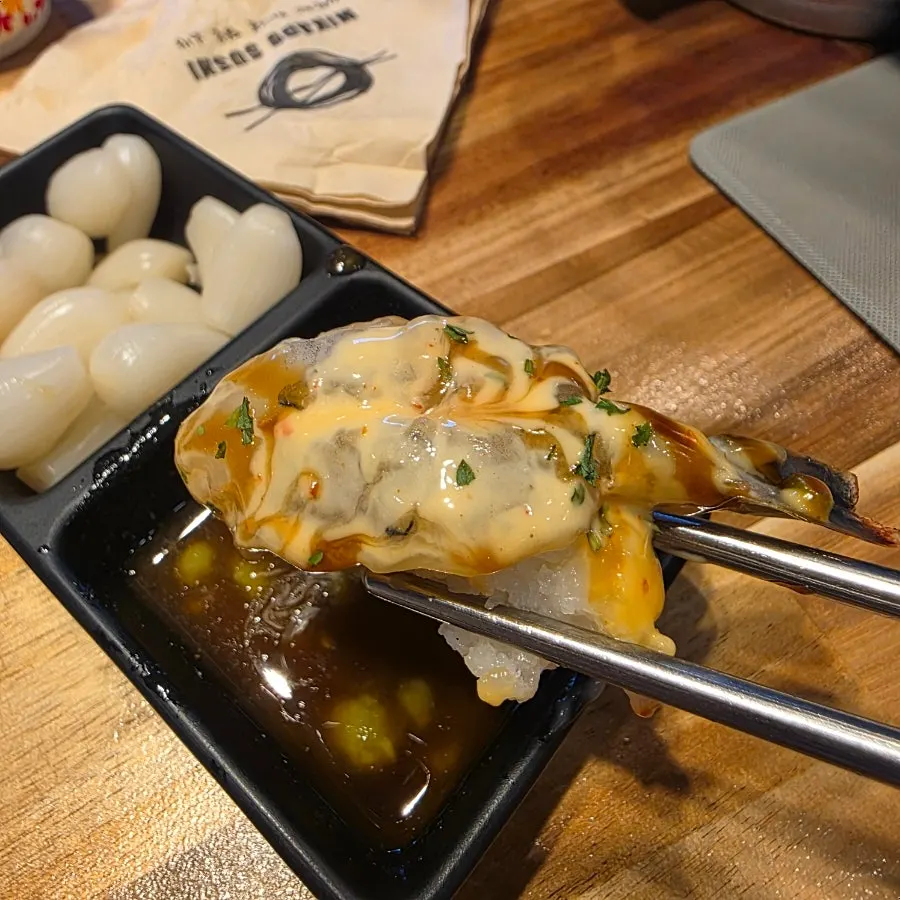 Sushi de camarón a la parrilla con queso