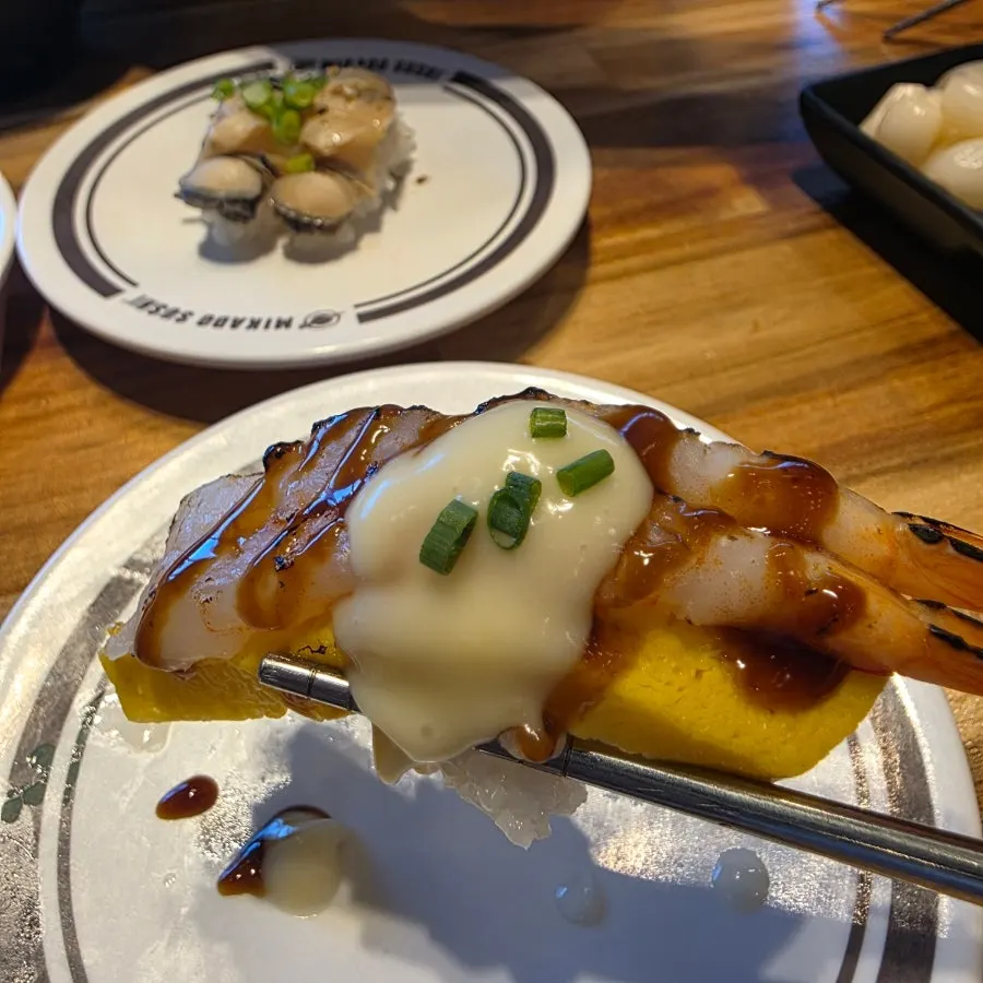 Platos de sushi sobre la mesa