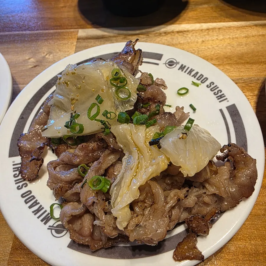 Sushi de muk-eun-ji con panceta de ternera
