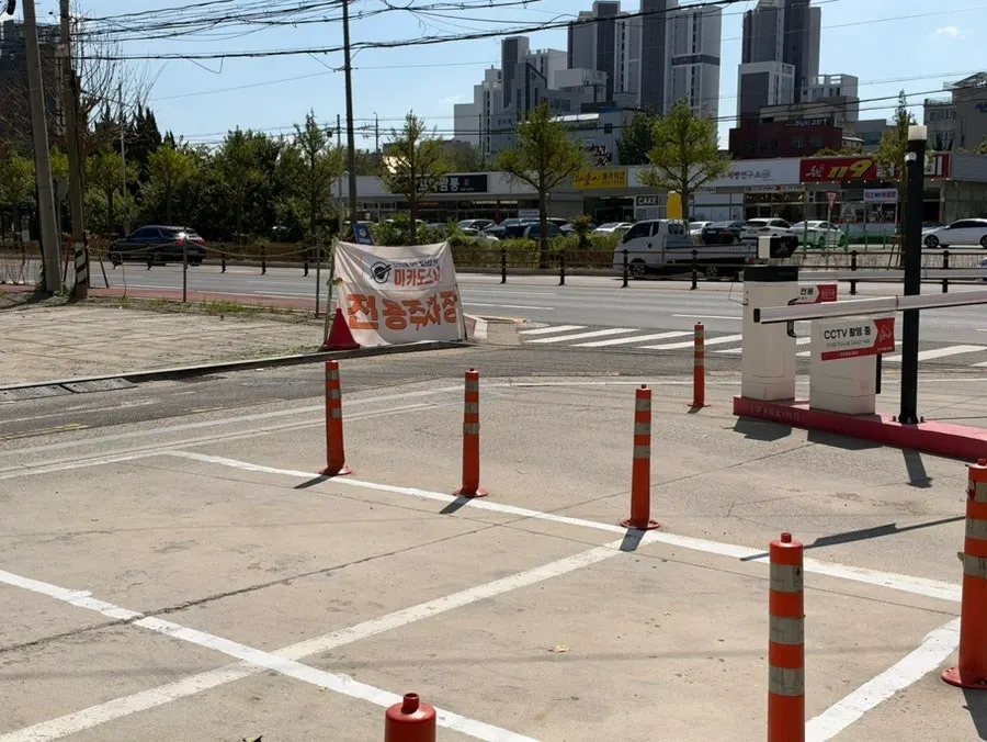 Free dedicated parking lot in front of Mikado Sushi Chungnam Seosan Branch