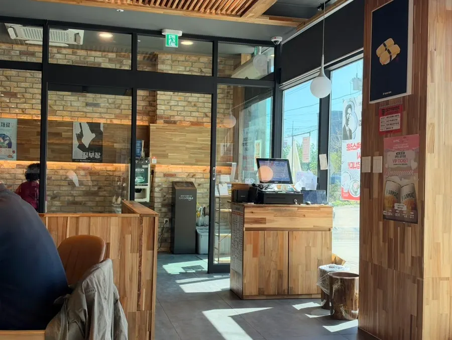 Spacious, pleasant dining hall at Mikado Sushi Seosan Branch