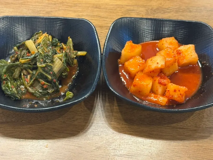 Kkakdugi served with haejangguk