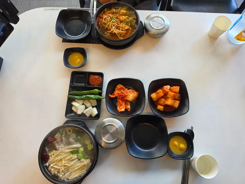 Basic side dishes: kkakdugi, cabbage kimchi, cheongyang chili, and onion