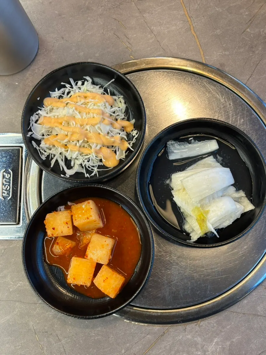 백김치 깍두기 샐러드 기본반찬 상차림