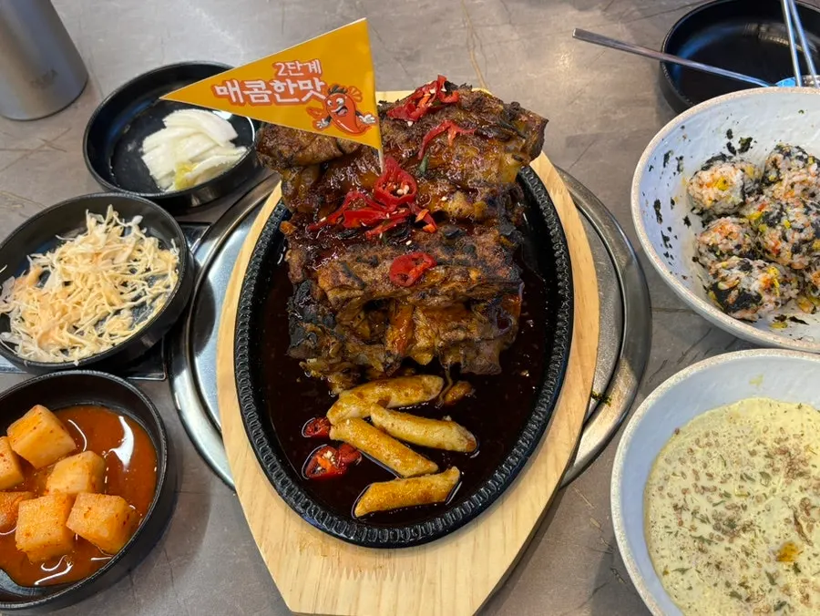 주먹밥과 계란찜이 포함된 뼈구이 커플세트 구성