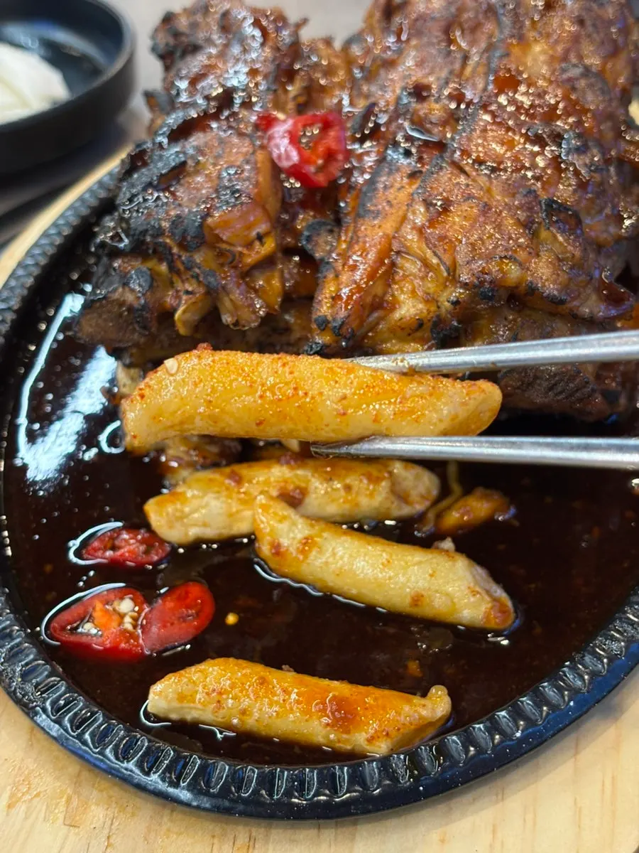 백김치를 올려 먹는 뼈구이 고기