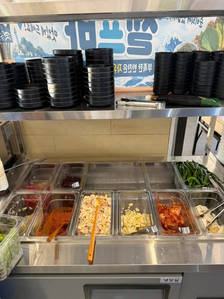 Self-serve bar with lettuce, garlic, and kimchi