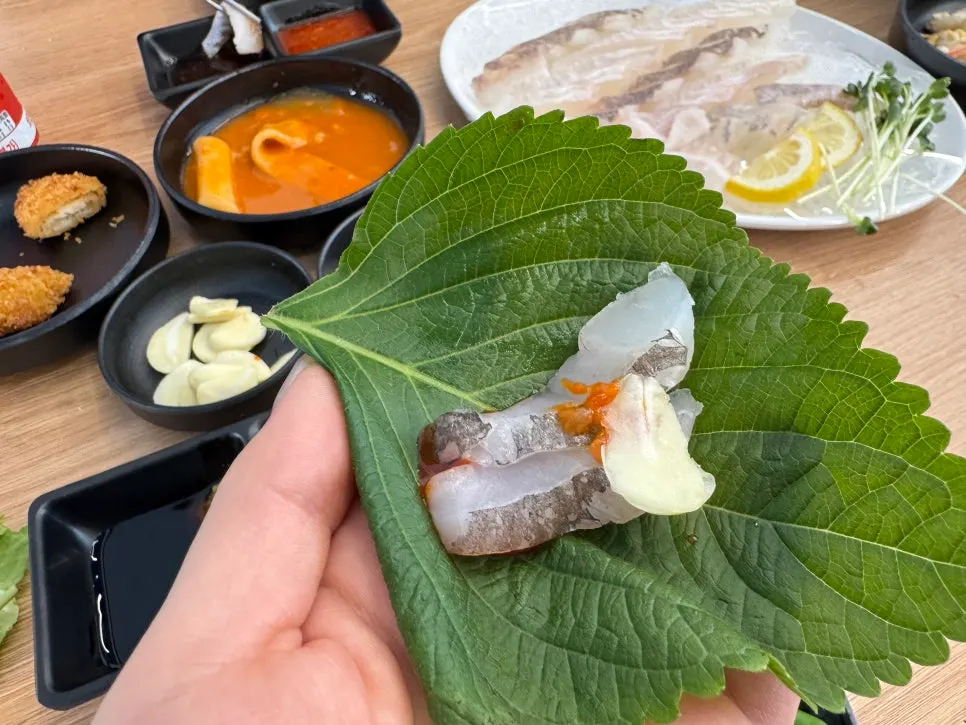 Sashimi platter eaten wrapped in lettuce