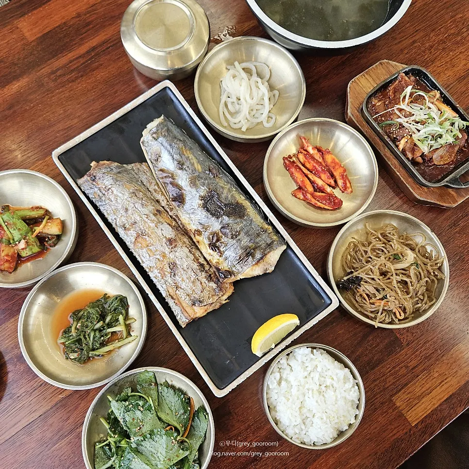 Full table spread of grilled fish at Godeungeo Myeongpumi Doeda Suwon Branch