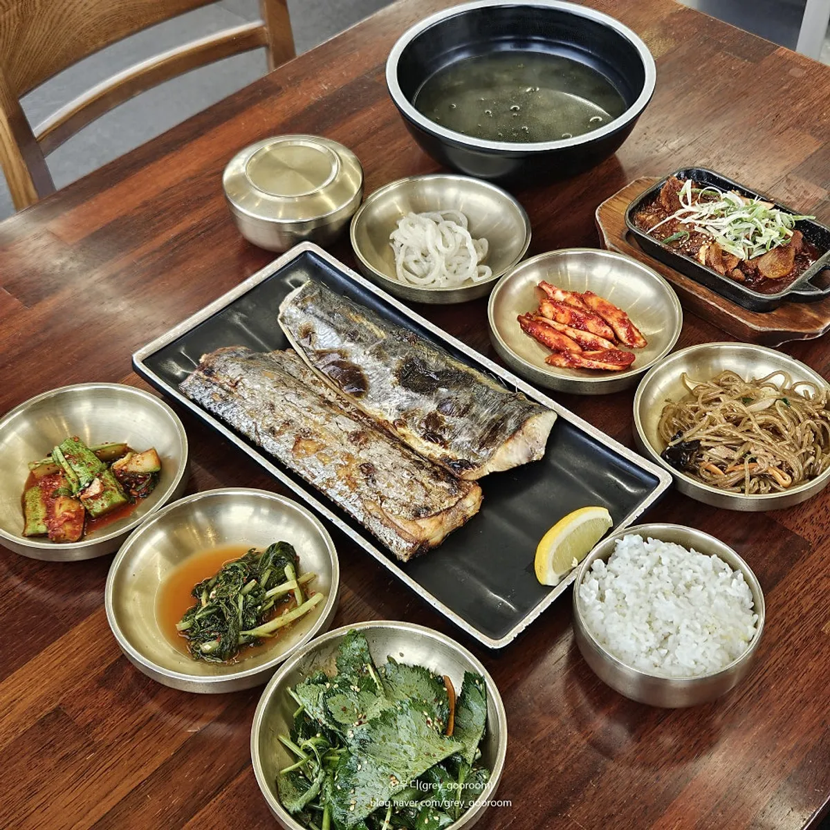 Grilled Spanish mackerel and grilled cutlassfish table setting