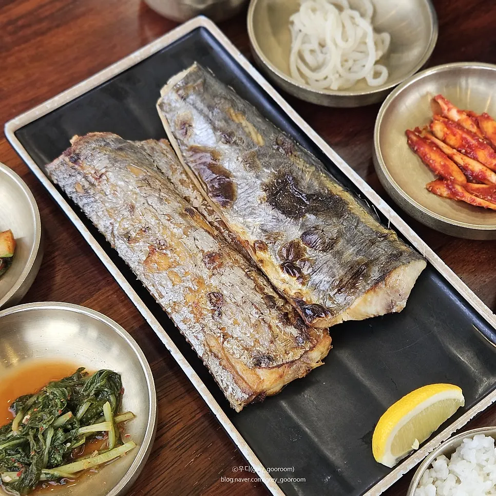 Grilled cutlassfish and Spanish mackerel with lemon