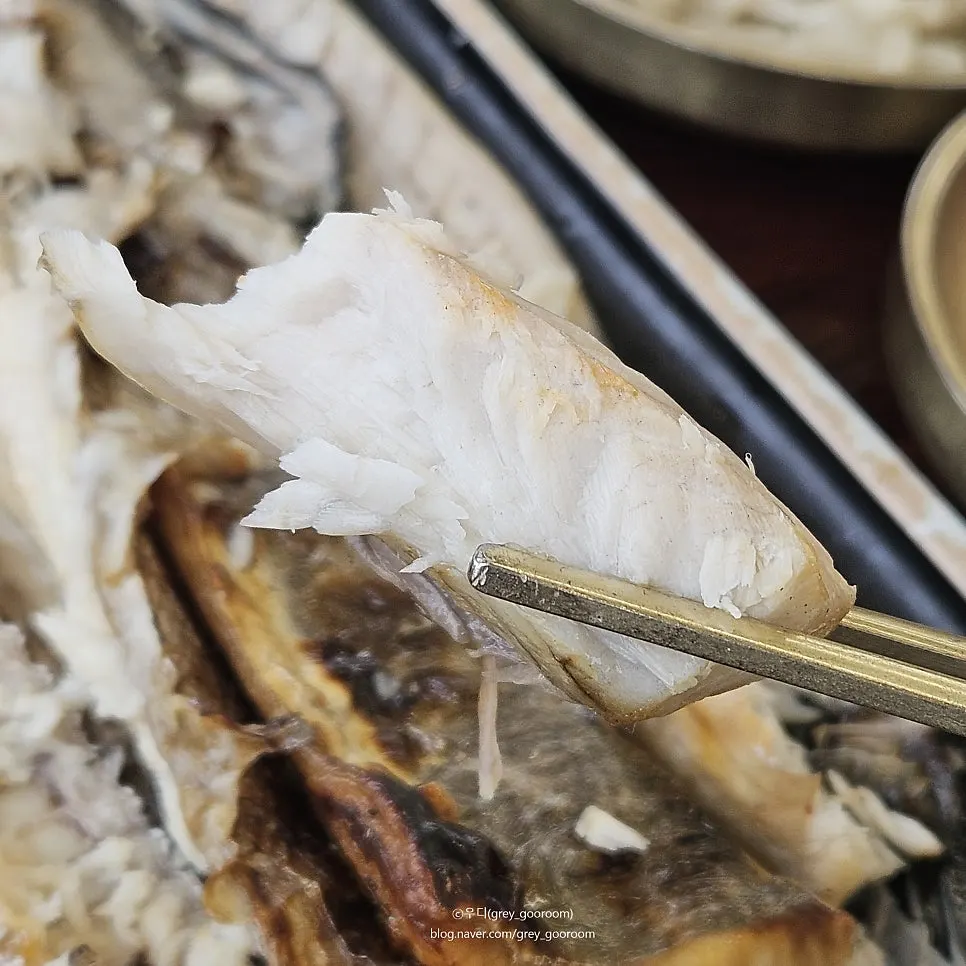 Thick flaked flesh of grilled Spanish mackerel