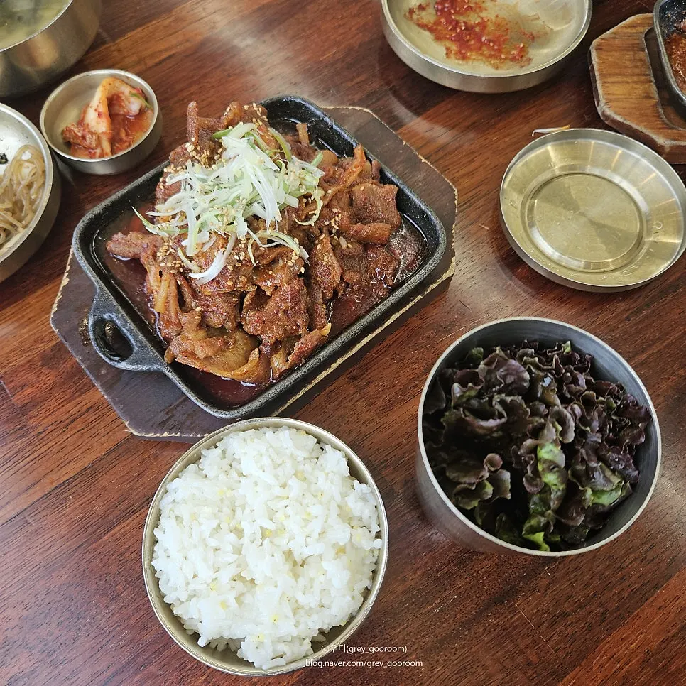 Gochujang bulgogi with lettuce wraps and multigrain rice