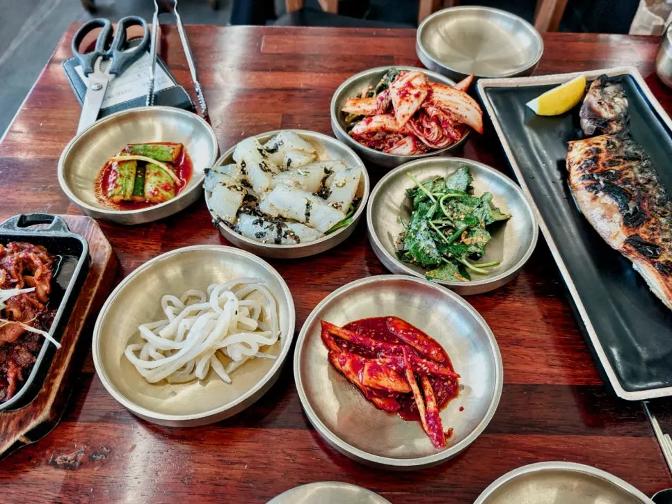 한식 셀프바에 차려진 반찬들