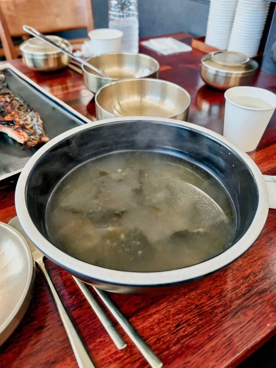 수제 반찬이 가득 차려진 한 상