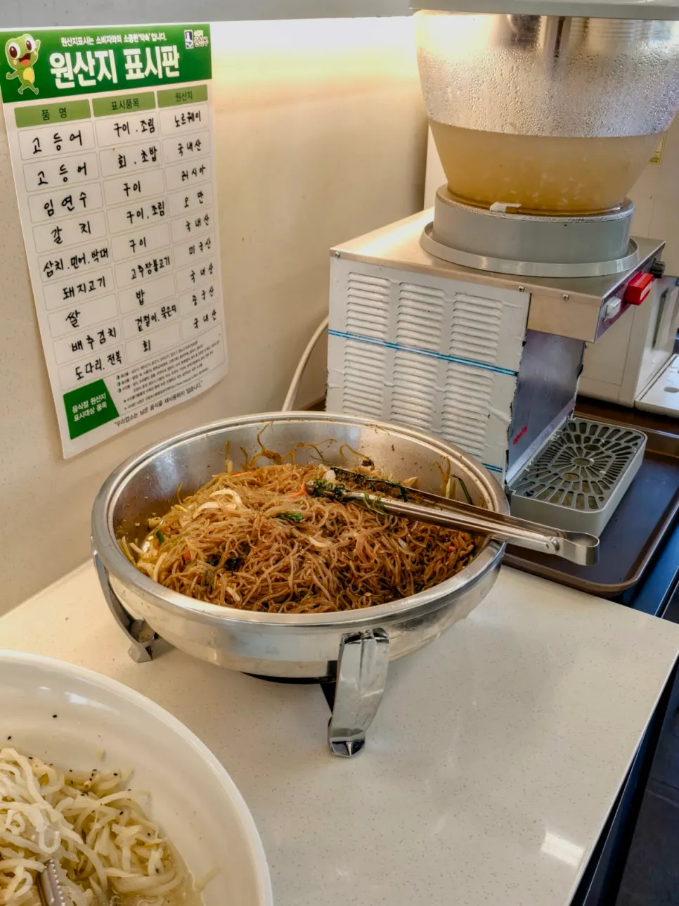 푸짐하게 담아온 셀프바 반찬