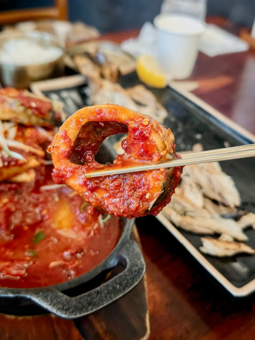 살이 실하게 붙은 조림 고등어 토막
