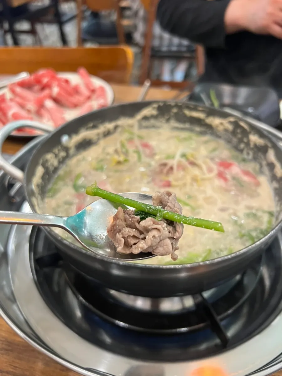 고기를 한 번 추가해 푸짐해진 테이블