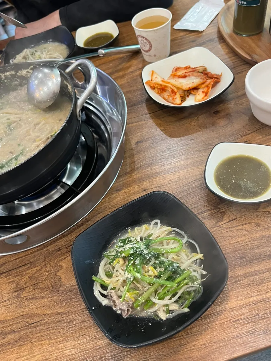 들깨 국물에 채소와 고기를 익히는 모습