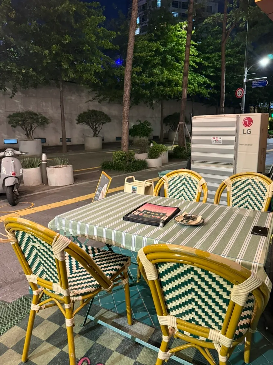 조도를 낮춘 1층 조명과 어두운 실내 분위기