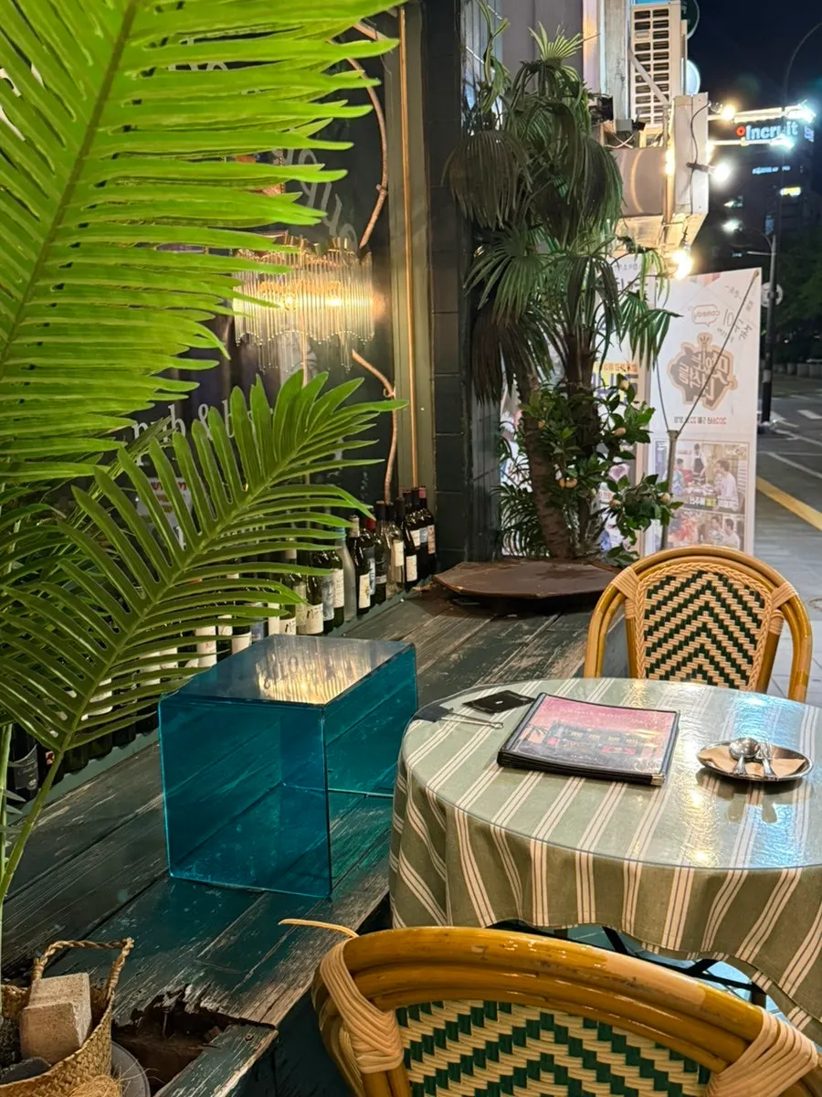 펍 같은 느낌의 서울부띠끄 실내