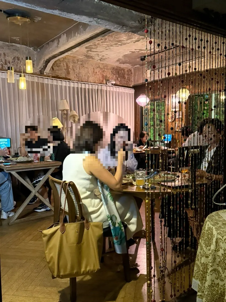 선선한 날 테라스에서 식사하는 모습