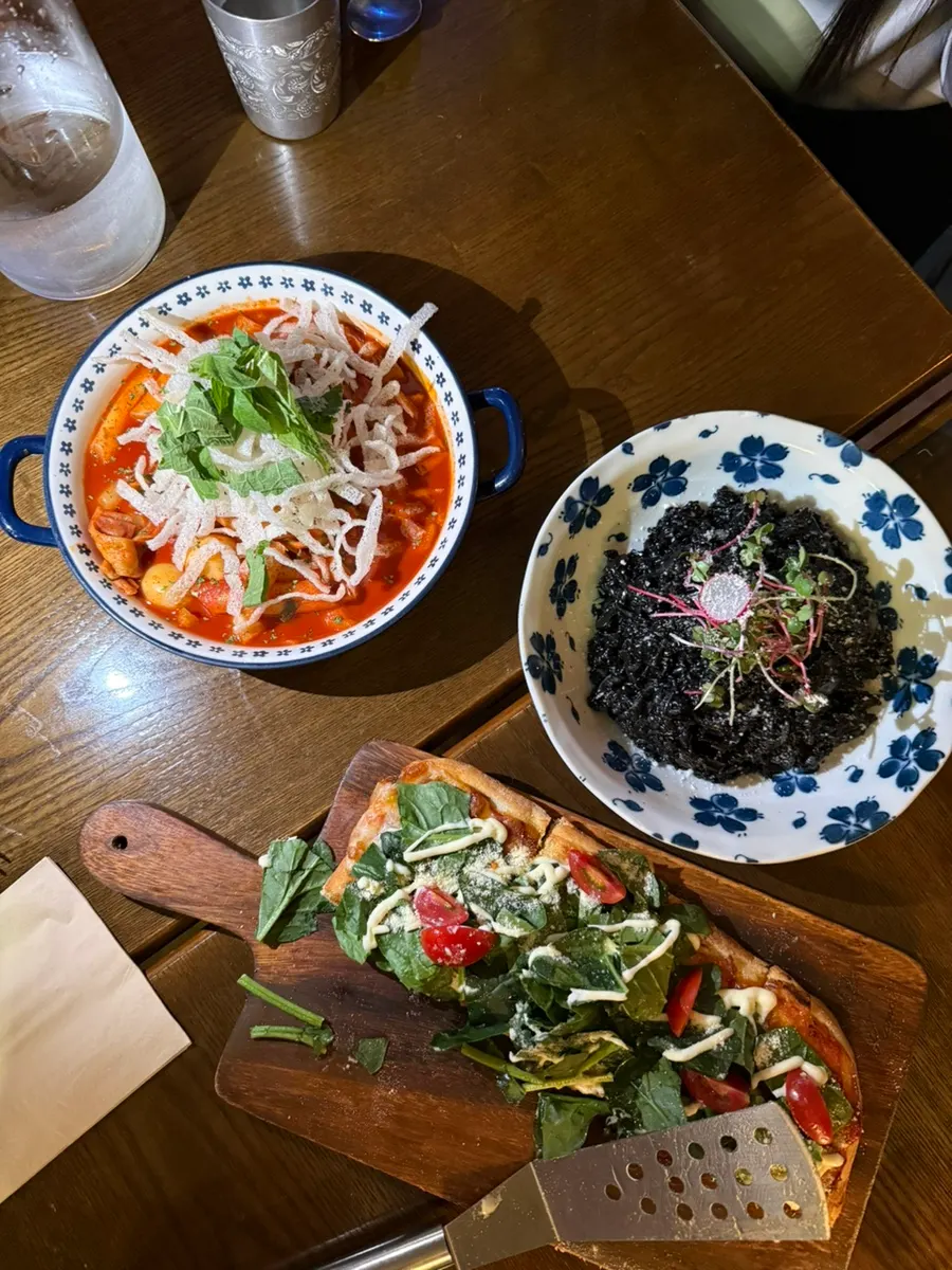 테이블에 함께 차려진 피자와 감바스