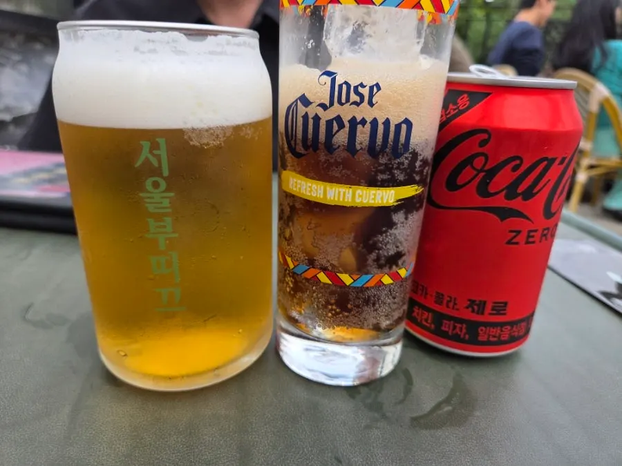 루프탑 테이블에 놓인 시원한 맥주