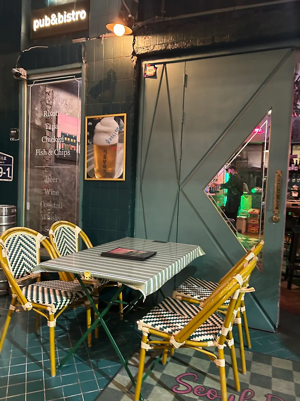Outdoor table seating on Seoul Boutique's first floor