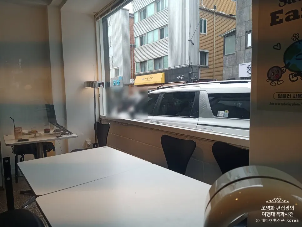 원즈커피 창가석 관련 사진