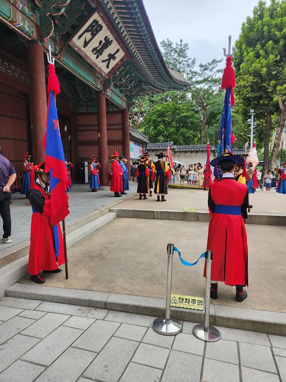 The guard-changing ceremony in front of Daehanmun Gate at Deoksugung