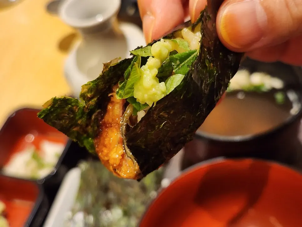 Eating Tawa's hitsumabushi wrapped in seaweed